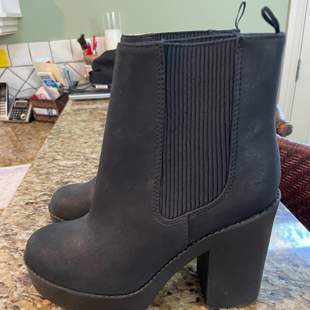 Cute black booties from H&M. Size 36. Never worn